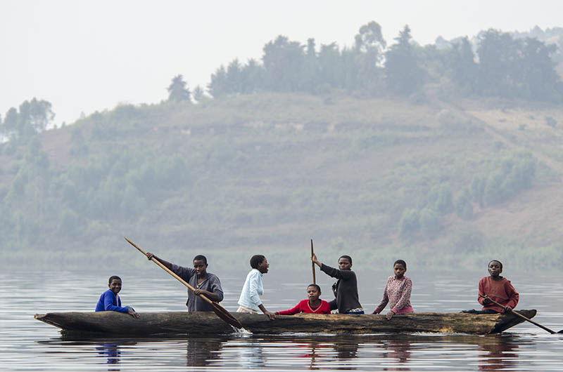 83 - Uganda - lago Bunyonyi - gente trabajando en barca